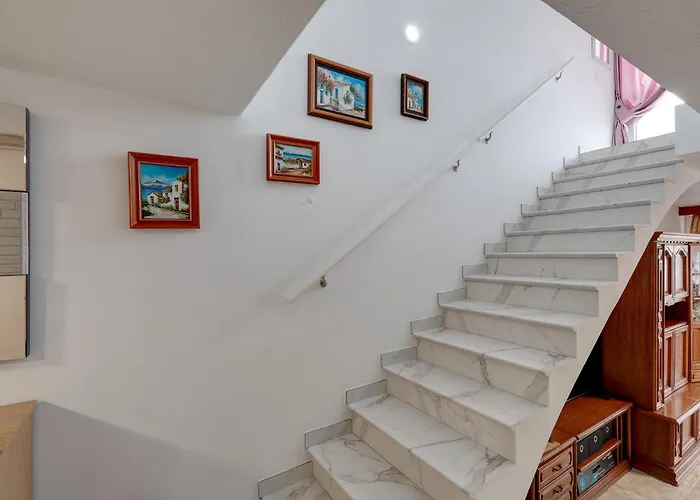 Lovely House In Americas Apartment